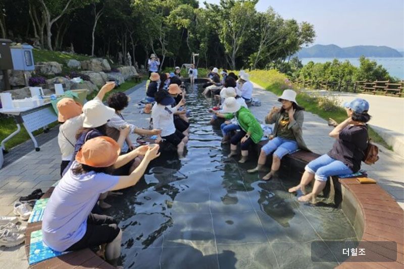 전라남도 완도군 '약산 해안치유의 숲'에서 관광객들이 프로그램 체험을 하고 있다.