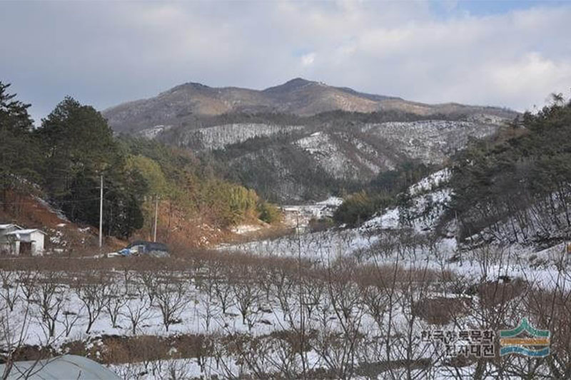 국사봉은 무등산에서 이어지는 호남 정맥에서 남서쪽으로 갈라져 나와 월출산으로 뻗어가는 능선에 위치한다.