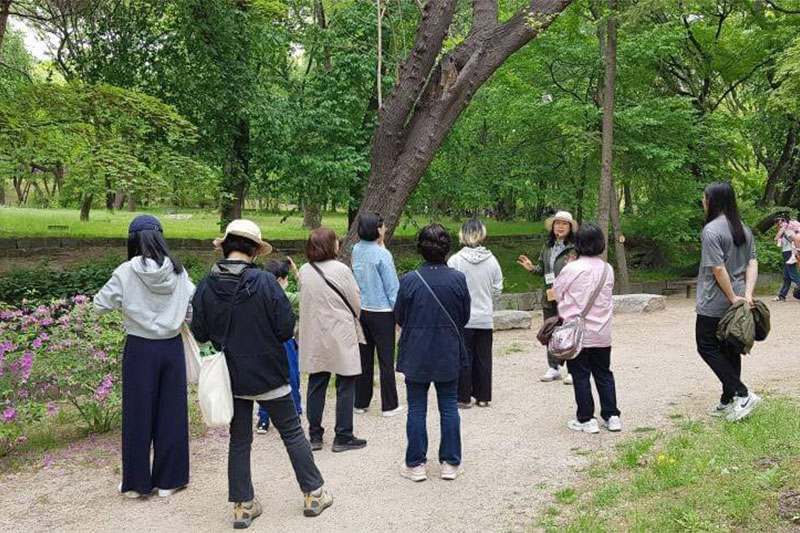 ‘역사와 함께하는 창경궁 나무이야기’ 프로그램에 참여한 관람객들